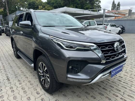 TOYOTA HILUX SW4 2.8 D-4D TURBO DIESEL SRX 4X4 AUTOMÁTICO